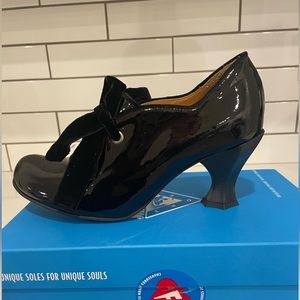 John Fluevog Elizabetta Baroque Scallop Pump